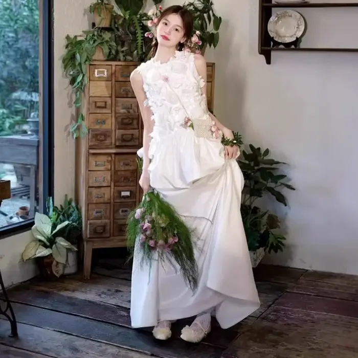 Robe de mariée française élégante en soie et coton avec broderie et dentelle pour cérémonie de mariage ou événements spéciaux