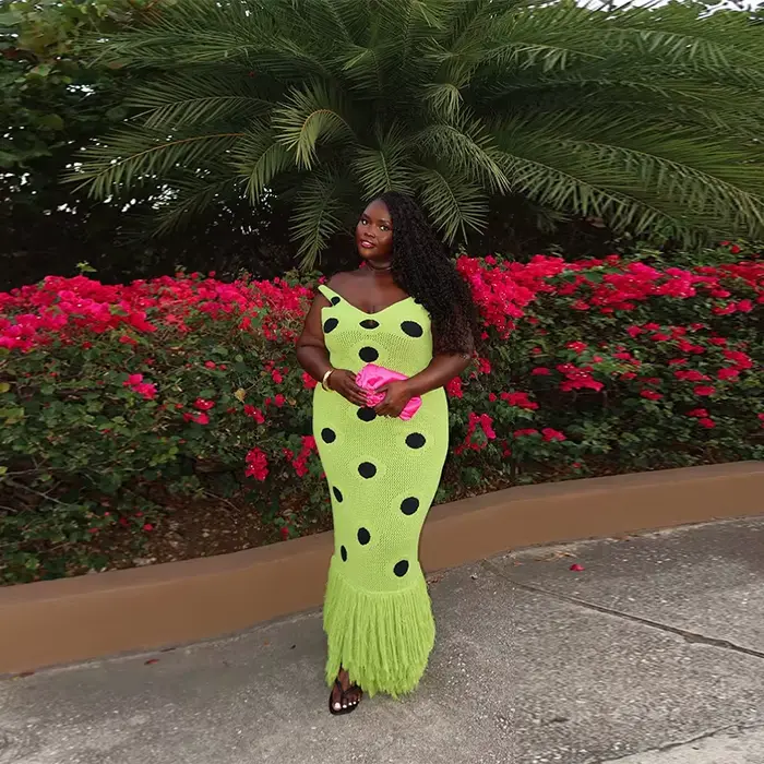 Camisole tricotée noire à pois col en V ourlet franges ajourées robe Maxi élégante pour femmes occasions spéciales été 2025