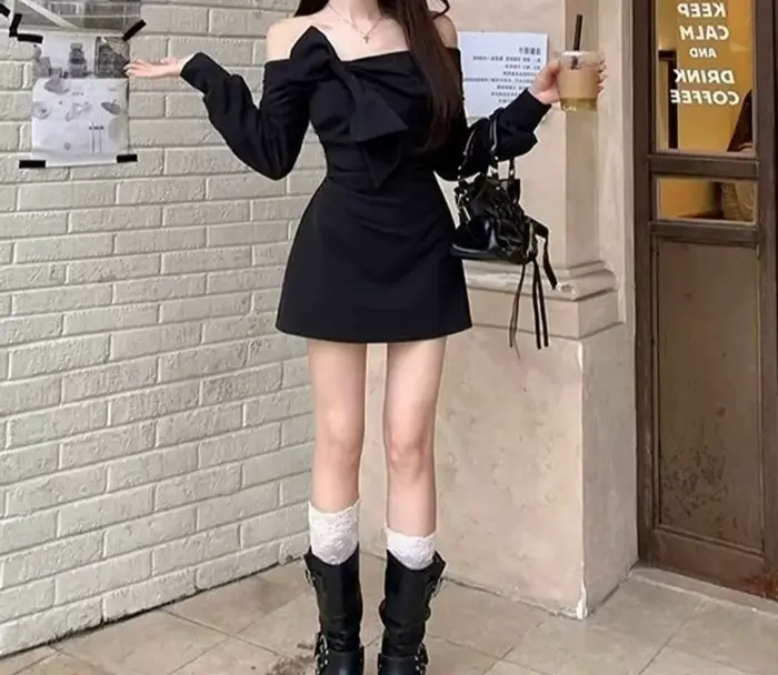 Robe noire asymétrique à manches longues pour femme