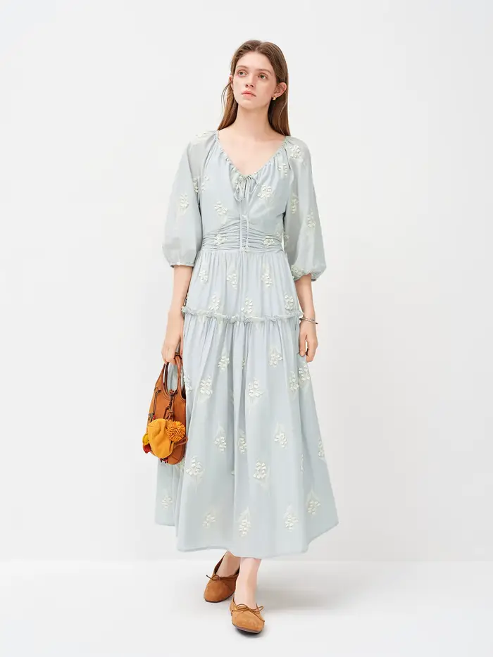 Robe florale brodée texturée éthérée pour femme FSLE 2026 - Longueur midi inspirée du muguet pour le