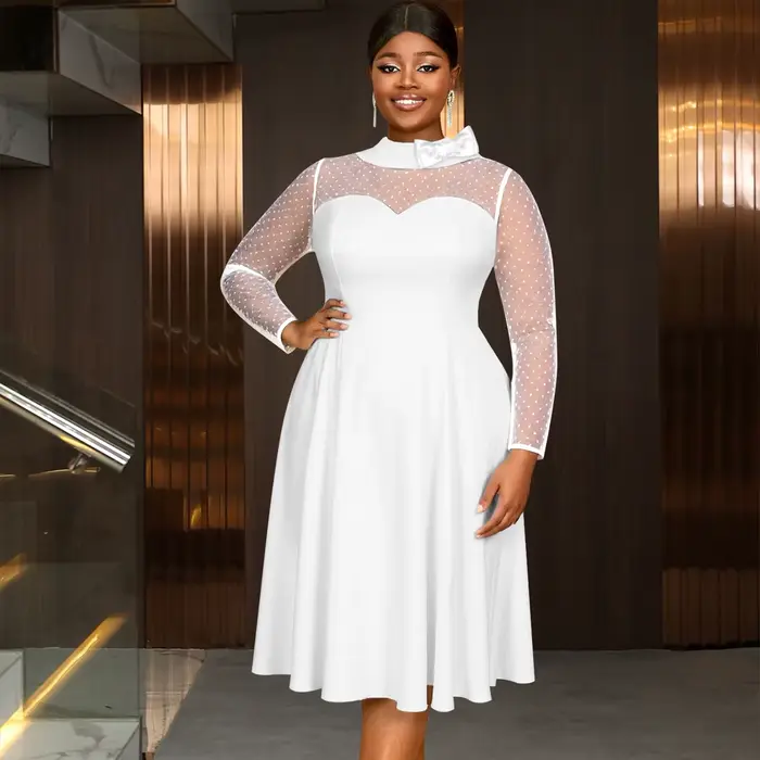 Robe blanche élégante pour femme avec manches transparentes à pois et décolleté à nœud