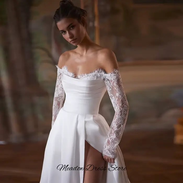 Robe de mariée simple en satin avec fente latérale
