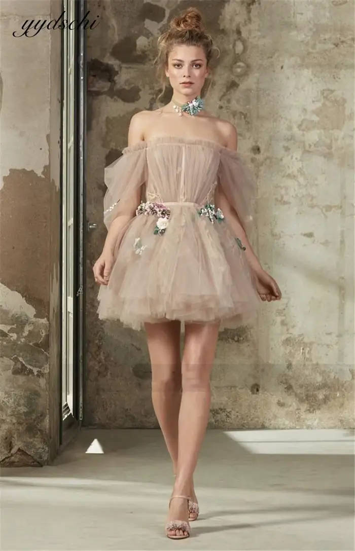 Robe de cocktail rose à épaules dénudées