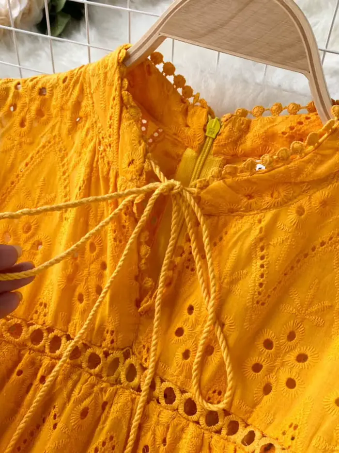 Robe mi-mollet style bohème pour femme, vêtement d'été uni à lacets, col en V, taille haute, broderie, sans manches, pour la plage et les vacances