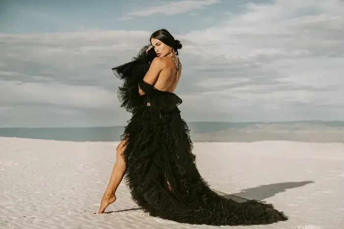 Robe de mariée sexy noire en tulle à volants avec ceinture, devant ouvert, manches longues bouffantes, pour séance photo et événements formels