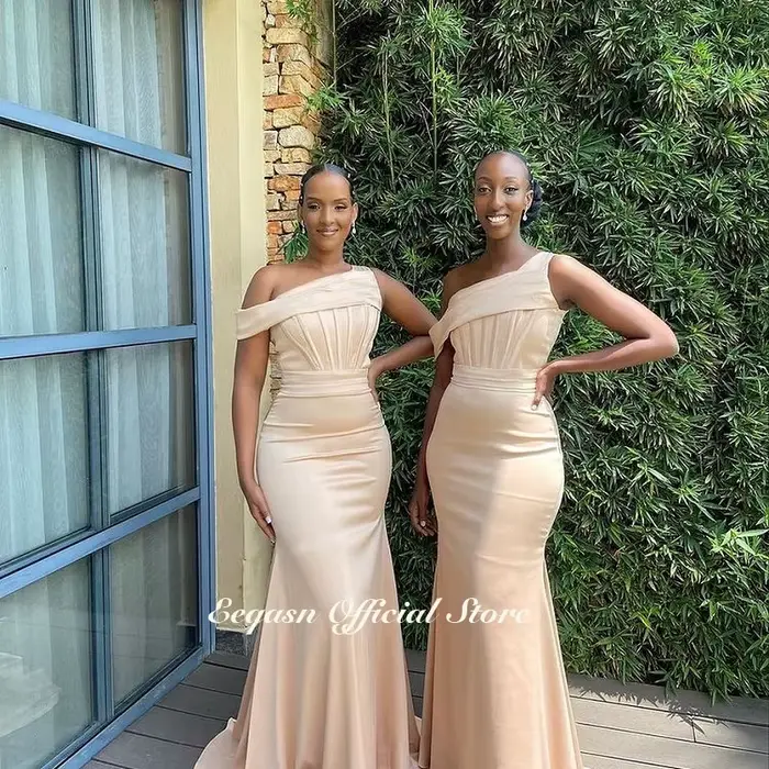 Robe de demoiselle d'honneur sirène asymétrique en crêpe avec soutien-gorge intégré pour femmes, disponibles en plusieurs couleurs et tailles pour cérémonies de mariage et événements formels