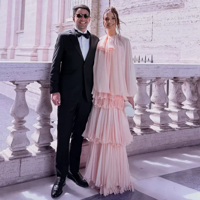 Robe de soirée en mousseline rose poudré à volants superposés avec cape détachable