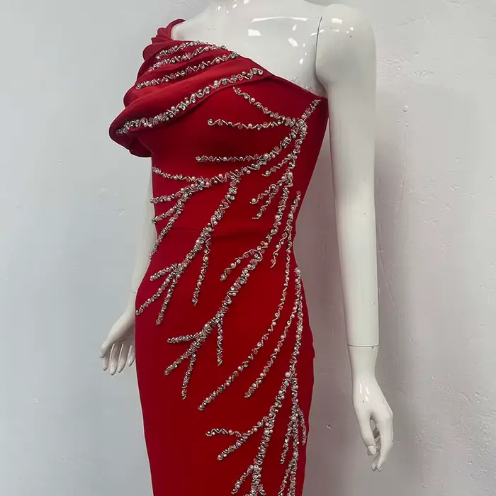 Robe noire élégante pour femme asymétrique à une épaule ornée de strass brillants pour soirée cocktail et soirée de gala
