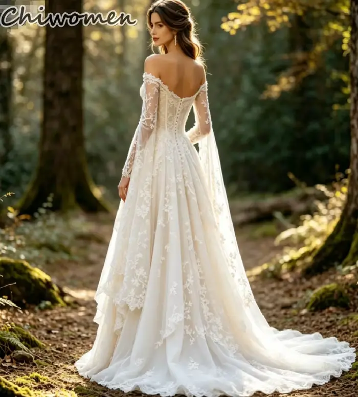 Robe de mariée bohème style forêt féerique, épaules dénudées, manches cape, dentelle, pour fuite en 