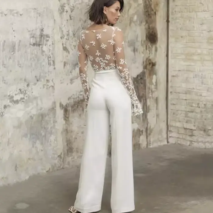 Robe de mariée à manches longues et col en V