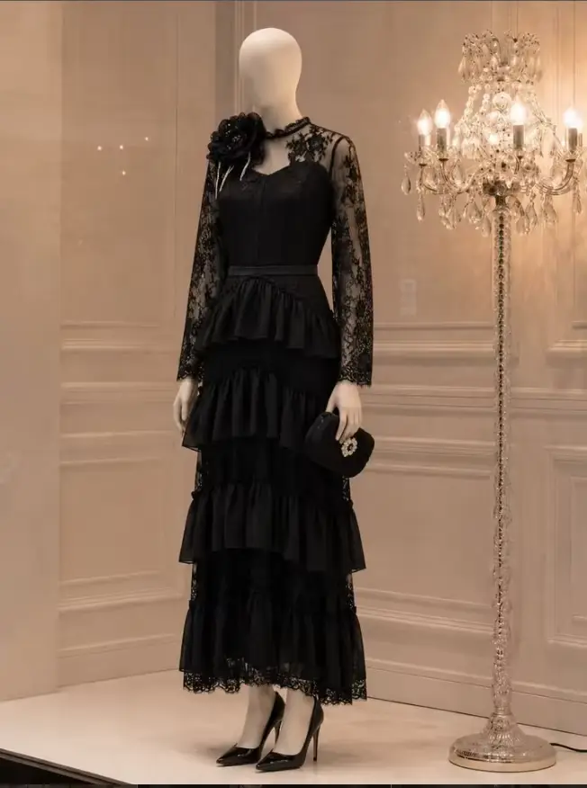 Robe de soirée vintage en dentelle noire coupe trapèze avec fleurs et soutien-gorge intégré pour bal de promo et soirées officielles