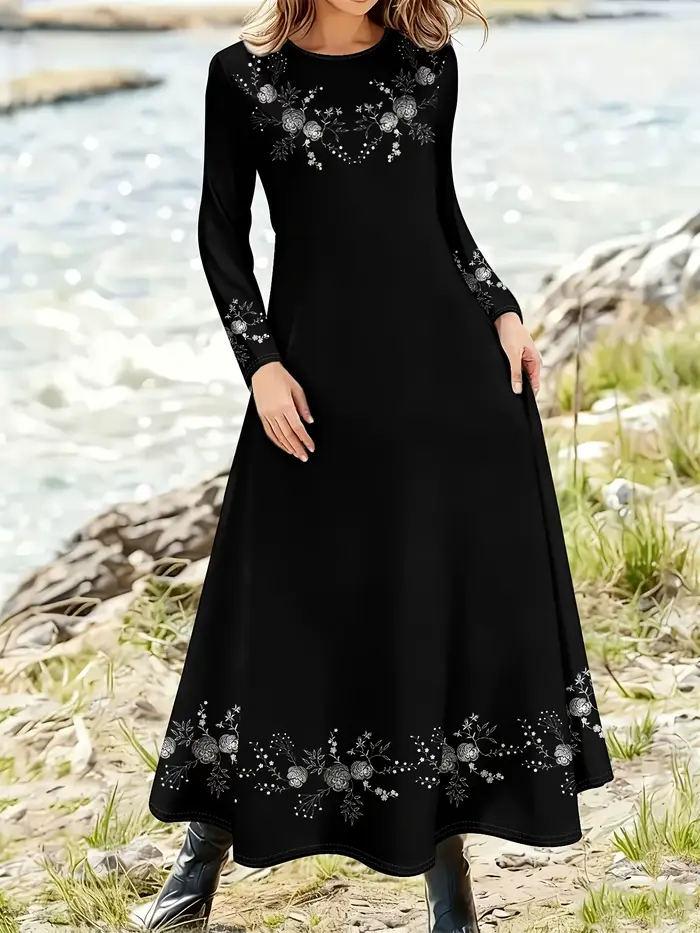 Motif floral imprimé sur une robe noire de style décontracté