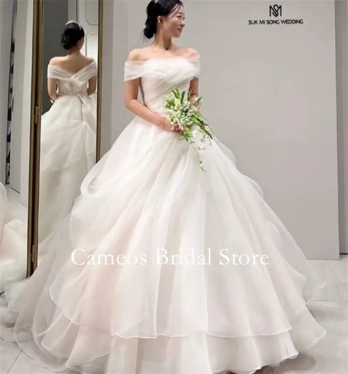 Robe de mariée élégante en polyester avec train de balayage pour femmes, idéale pour les mariages et autres cérémonies importantes