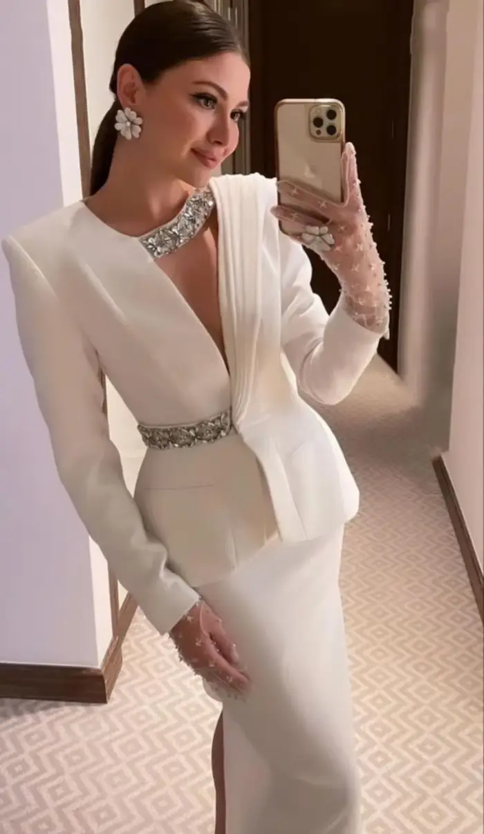 Robe de Bal Élégante en Polyester Satiné avec Décolleté en V et Décoration en Perles pour Soirées de Gala et Cérémonies Formelles