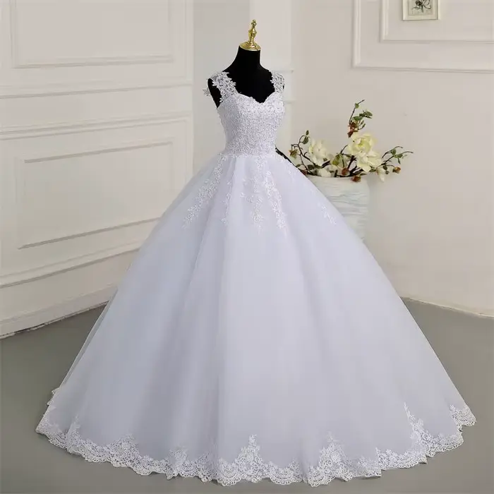 Robe de mariée classique en dentelle exquise pour femmes grandes tailles occassions spéciales élégante à offrir