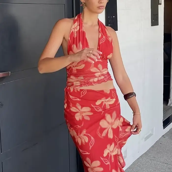 Robe Halter Rouge Moulante à Décolleté Plongeant et Découpes à la Taille