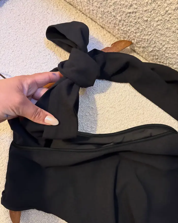 Robe noire asymétrique à col halter avec nœud