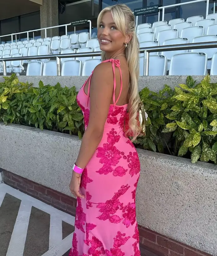 Robe longue brodée de fleurs roses