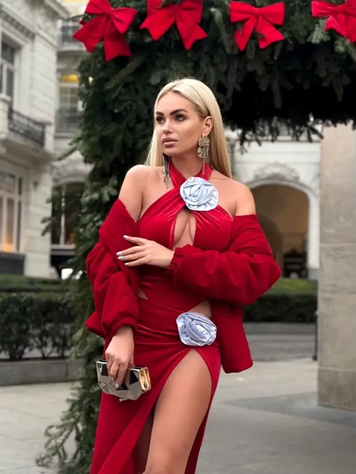 Robe sexy en velours rouge sans manches avec fente haute et appliques de fleurs argentées pour femmes, idéale pour les soirées chic et occasions spéciales