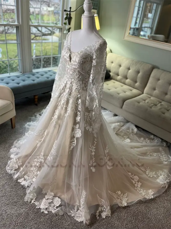 Robe de mariée HERBURN en polyester délicate avec appliques en dentelle et col en V pour femmes, idéale pour les mariages et les cérémonies de remariage