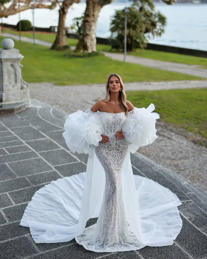 Élégant châle de mariée avec manches ballon et traîne fluide pour robe de soirée et occasions spéciales