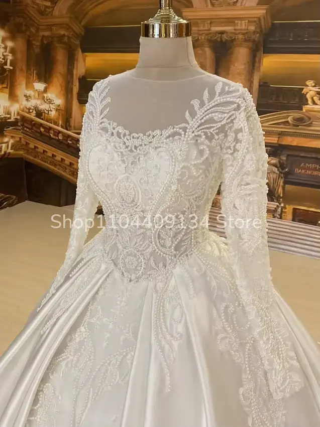 Robe de mariée blanche de luxe personnalisée col rond manches longues brodée de perles coupe trapèze pour mariages arabes Nikkah occasions spéciales