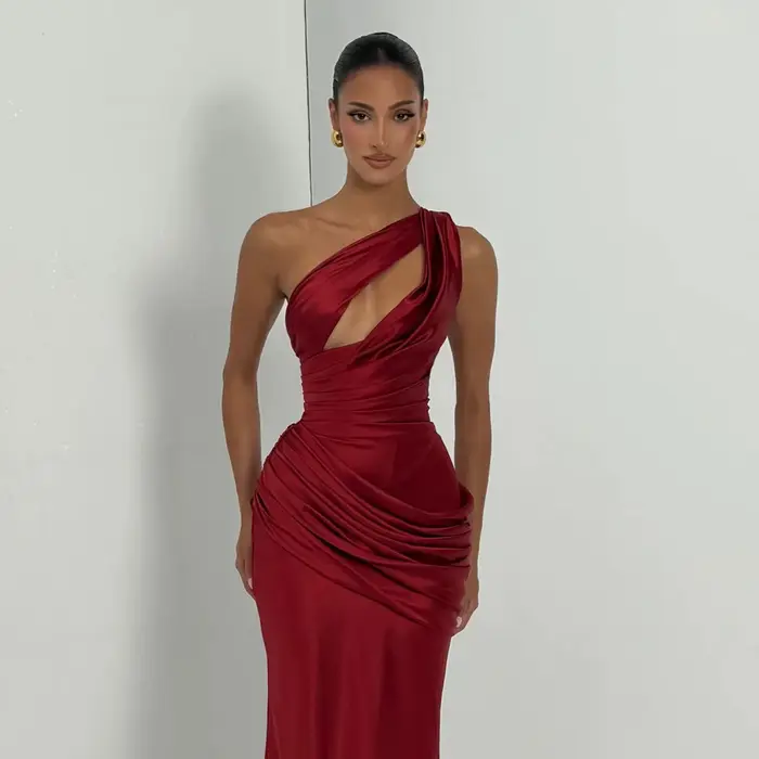 Robe longue en satin asymétrique à découpes pour femme