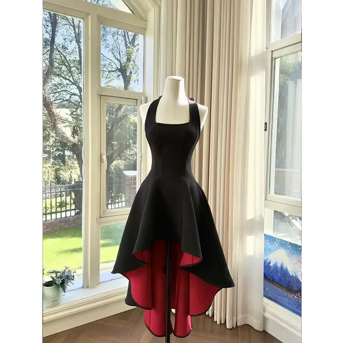 Robe noire premium asymétrique (courte devant