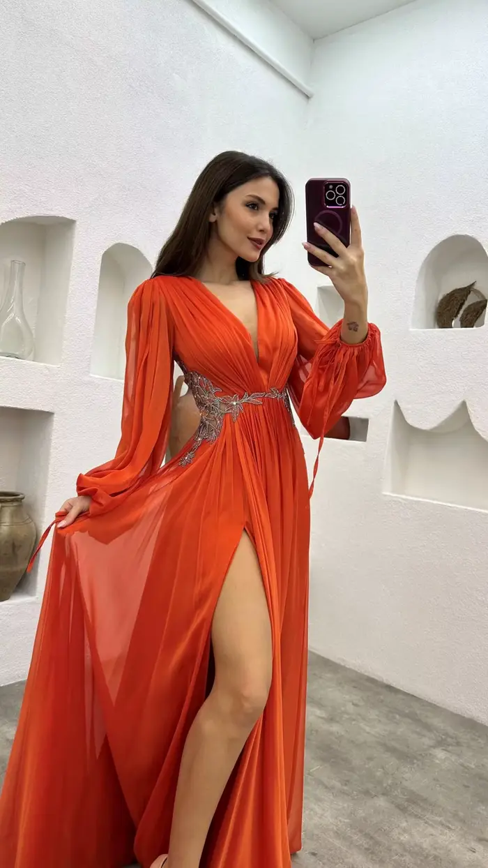 Robes de demoiselle d'honneur à manches longues avec fente col en V en mousseline de soie une ligne dentelle plissée