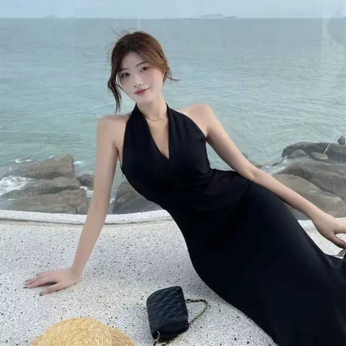 Robe mi-longue à col licou pour femme élégante et décontractée style coréen chic et tendance pour les vacances d'été et autres occasions spéciales