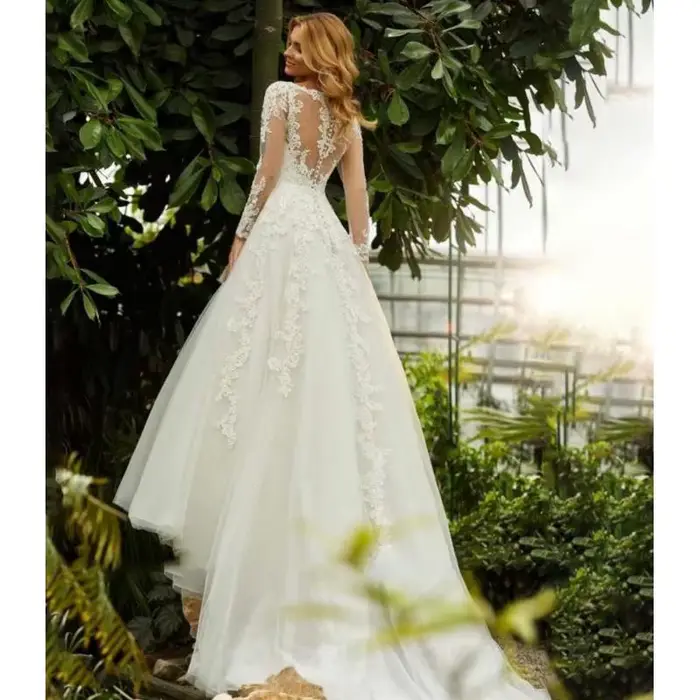 Robe de mariée en mousseline de soie et dentelle à manches longues avec col en V et train de balayage/brosse pour femmes occasions spéciales