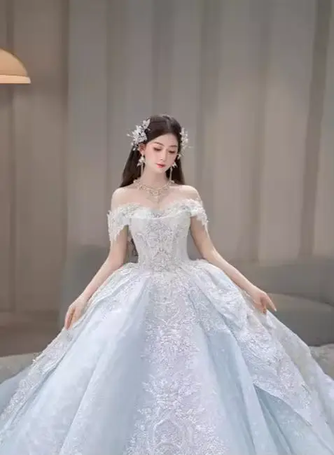 Robe de mariée en dentelle bleue
