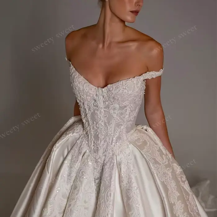 Robe de mariée épaules dénudées en satin avec perles et dentelle brodée