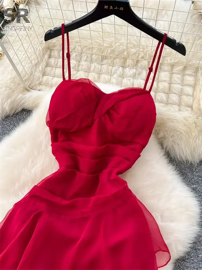 Robe de plage rouge d'été sans bretelles plissée longue pour femmes avec volants irréguliers pour occasions estivales et soirées vintage