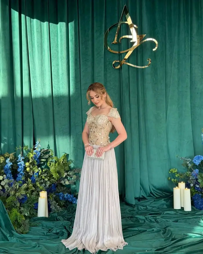 Robe de soirée avec décolleté en cœur et manches courtes