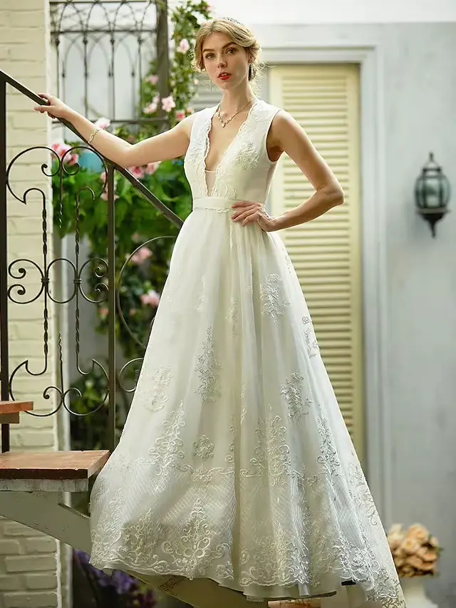 Robe de mariée de luxe en polyester avec décolleté plongeant et dos à lacets pour femmes occasions spéciales comme les mariages et les cérémonies de remise de diplômes