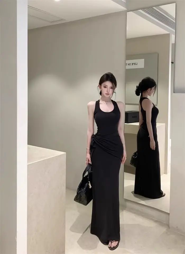 Robe longue noire sans manches à col en U pour femme