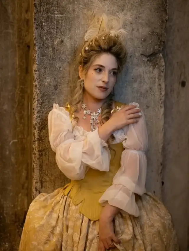 Robe de bal blanche dorée style corset à lacets et manches longues soirée officielle carnaval dentelle fleurs exquise pour femmes toutes occasions