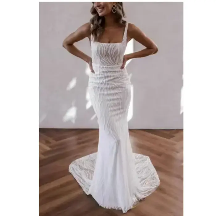 Robe de mariée et de soirée de luxe Lena en dentelle avec silhouette sirène et col carré longue au sol