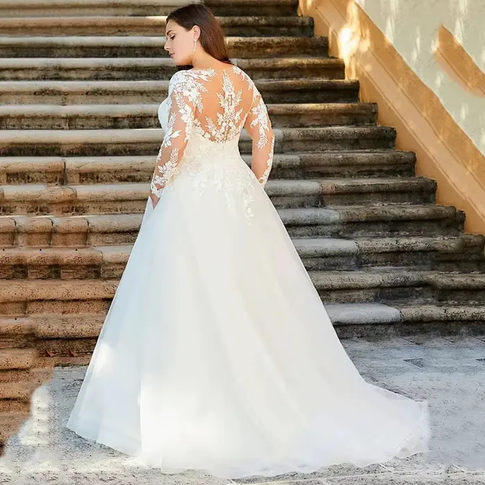 Robe de mariée blanche minimaliste avec manches longues et silhouette cintrée pour femmes grandes tailles occassions spéciales