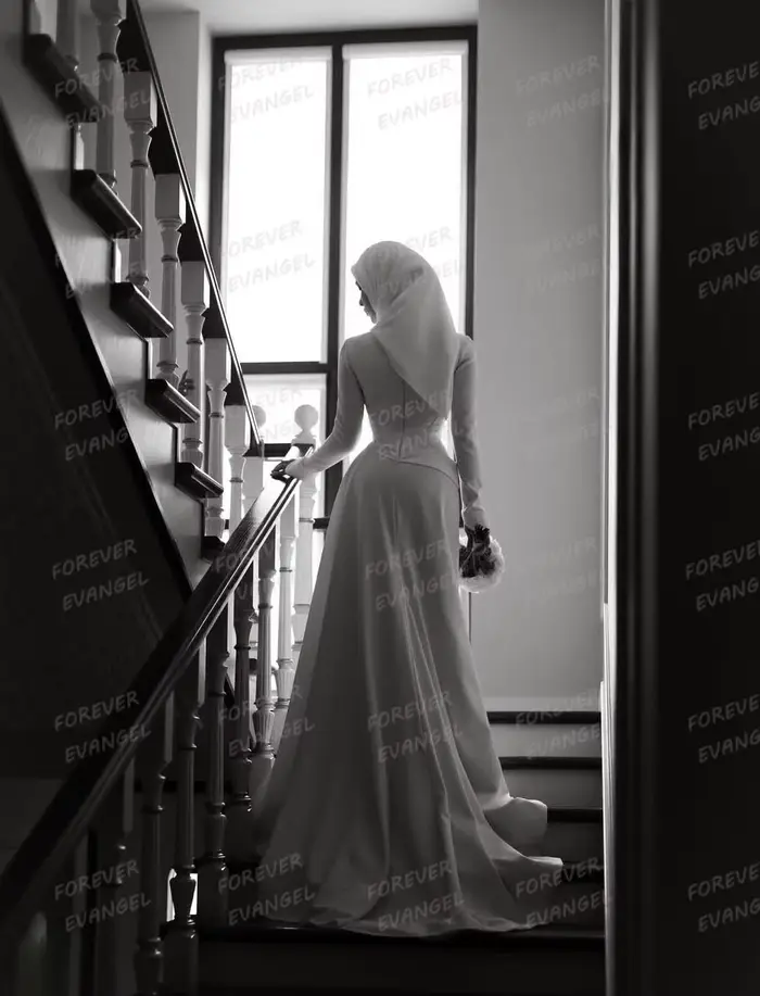 Robe de mariée musulmane en satin sirène avec décolleté haut et décoration plissée pour femmes occasions spéciales