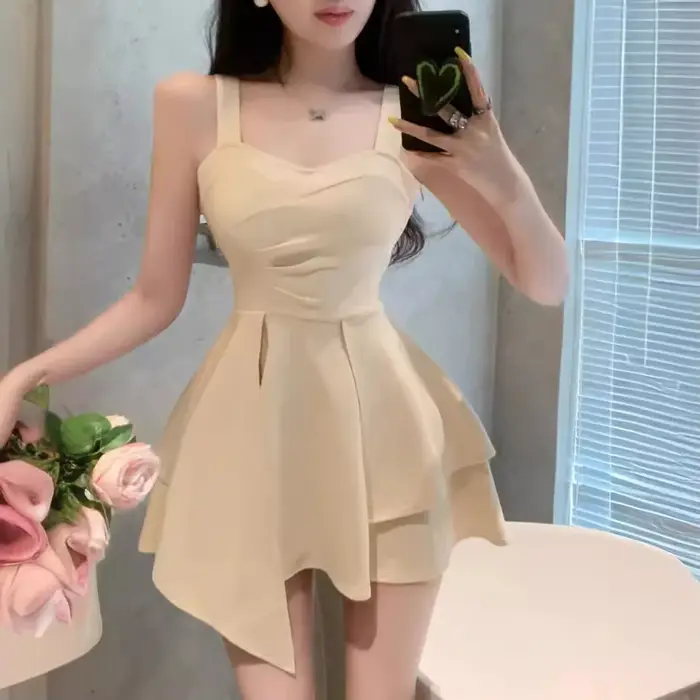 Robe courte taille haute à effet amincissant