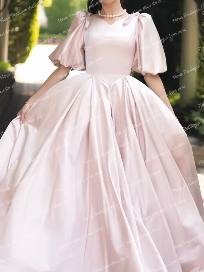 Robe de demoiselle d'honneur en satin personnalisée avec manches évêques et détails élégants pour mariages et premières communions enfants