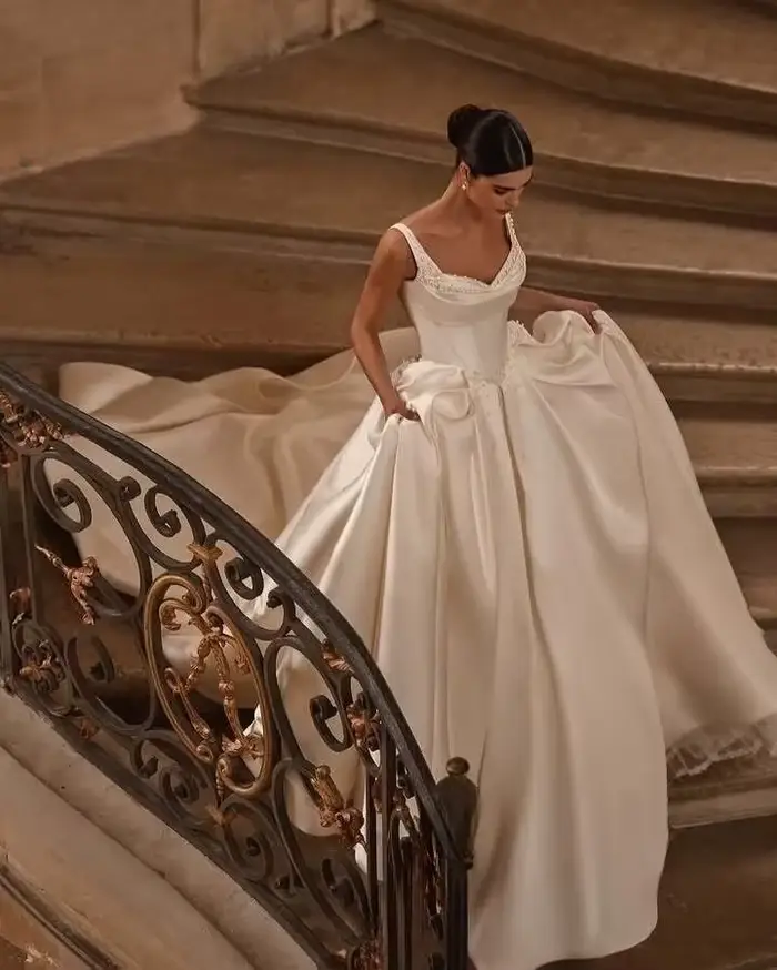 Perles élégantes a-ligne robes de mariée bretelles Spaghetti Satin