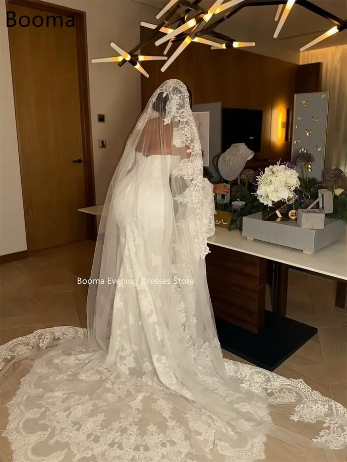 Robe de mariée sirène en dentelle ivoire style hors de l'épaule avec coupe trompette et longueur au sol pour mariage élégant