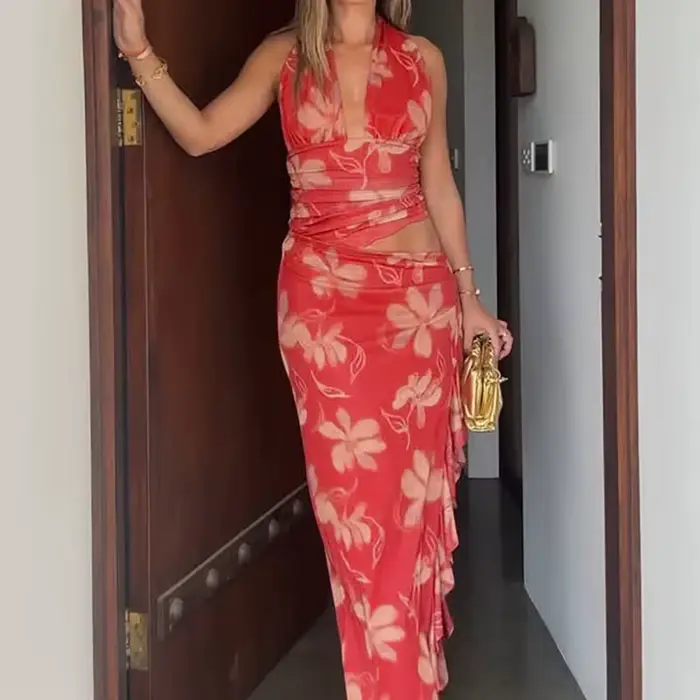 Robe Halter Rouge Moulante à Décolleté Plongeant et Découpes à la Taille