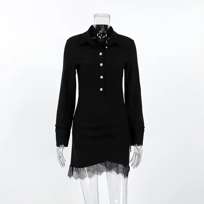 Robe noire sexy à empiècements en dentelle, coupe ajustée, style chemise-jupe, avec effet enveloppan