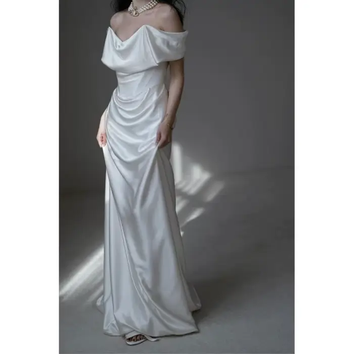 Robe de Soirée Rose en Satin Blanc Minimaliste Français