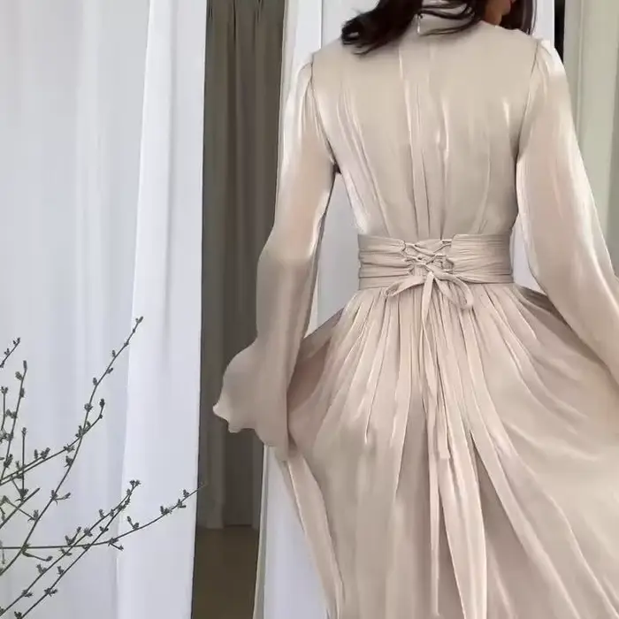 Robe musulmane élégante longue plissée à lacets pour femmes style de fête polyester drap fin ajustement régulier toutes saisons