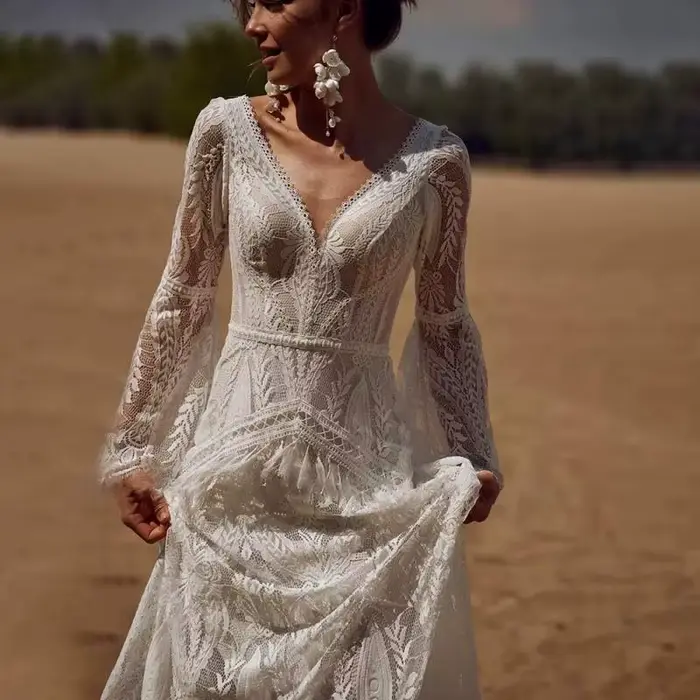 Robe légère en dentelle pour mariage style bohème dos nu manches trompette élégante pour mariée cérémonie extérieure plage personnalisée